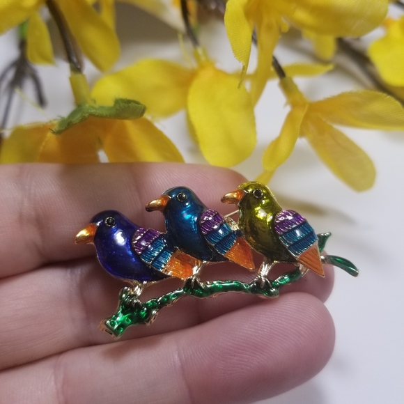 Pretty Three Bird Brooch - Picture 6 of 8